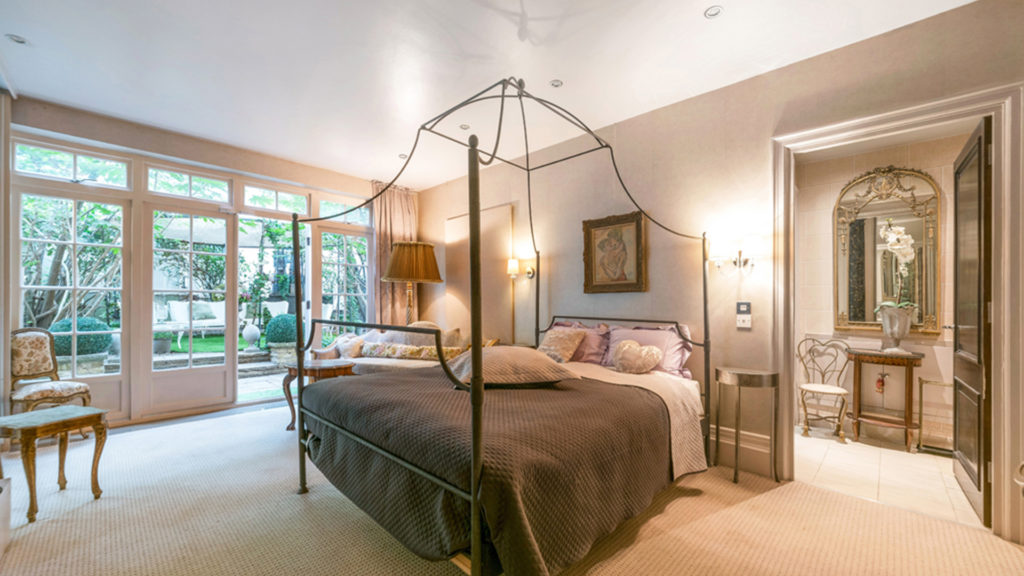 Outlet Residential London luxury house interior bedroom