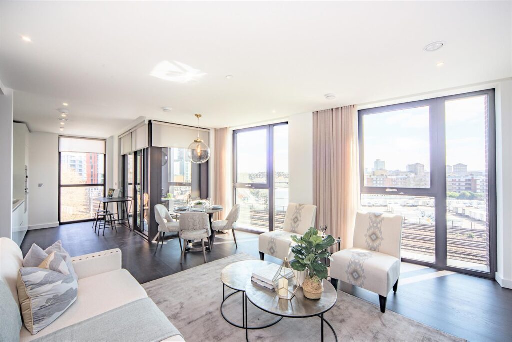 Charles Clowes Walk, London